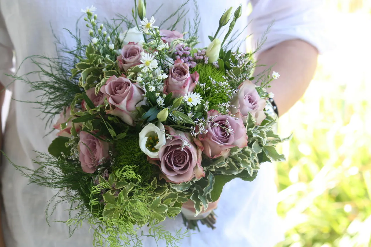Brautstrauß aus altrosa Rosen, Eustoma und Kamille, gebunden von Waltraud Zenth