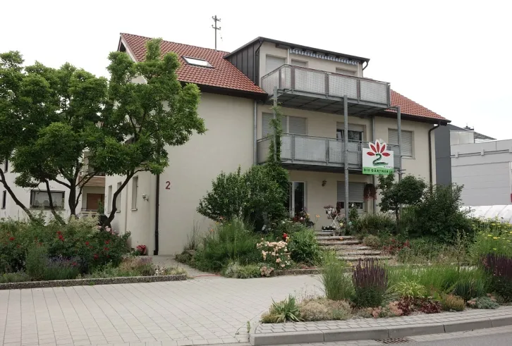 Das Haus in der Raubachstraße 2 in Bad Rappenau mit bepflanztem Vorgarten