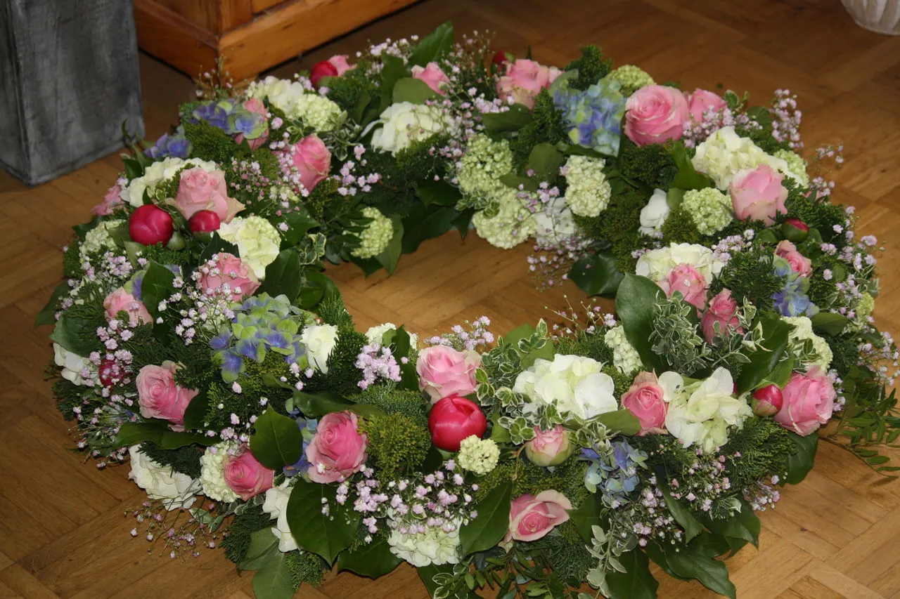 Trauerkranz mit rosa Rosen, Hortensien und Pfingstrosen