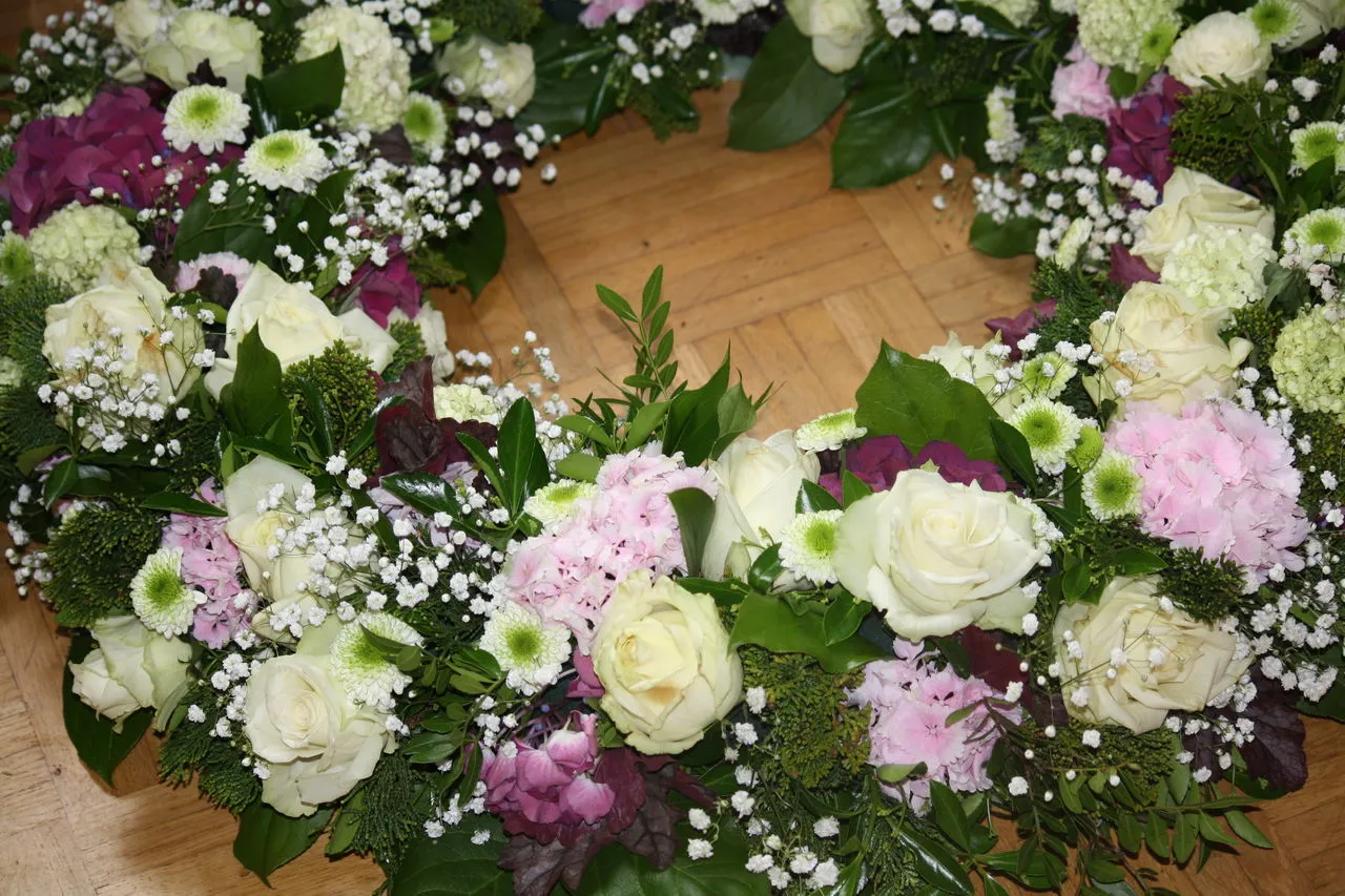 Kranz aus weißen Rosen, Hortensien und Schleierkraut