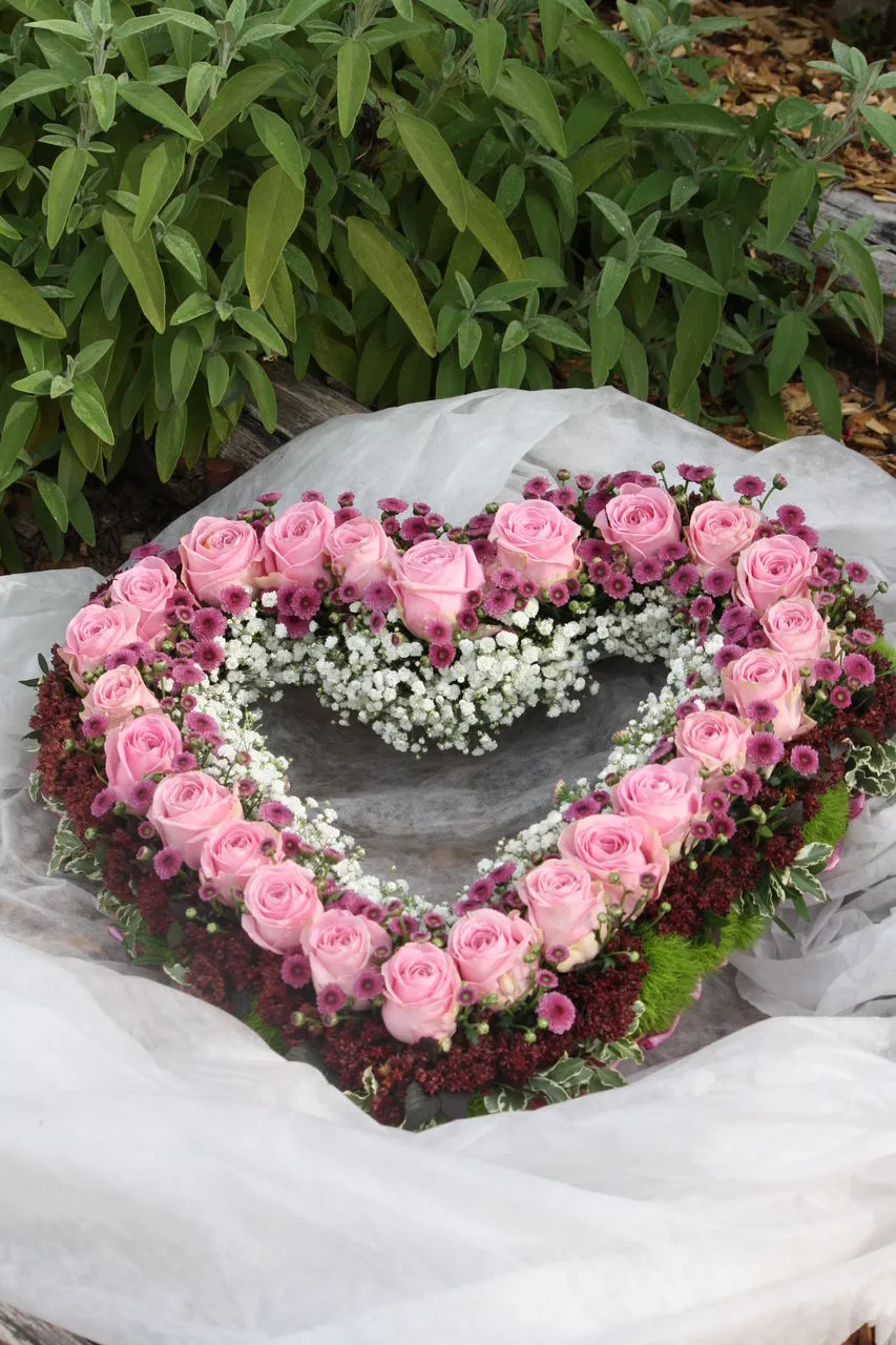 Trauerherz aus rosa Rosen, Chrysanthemen und Schleierkraut